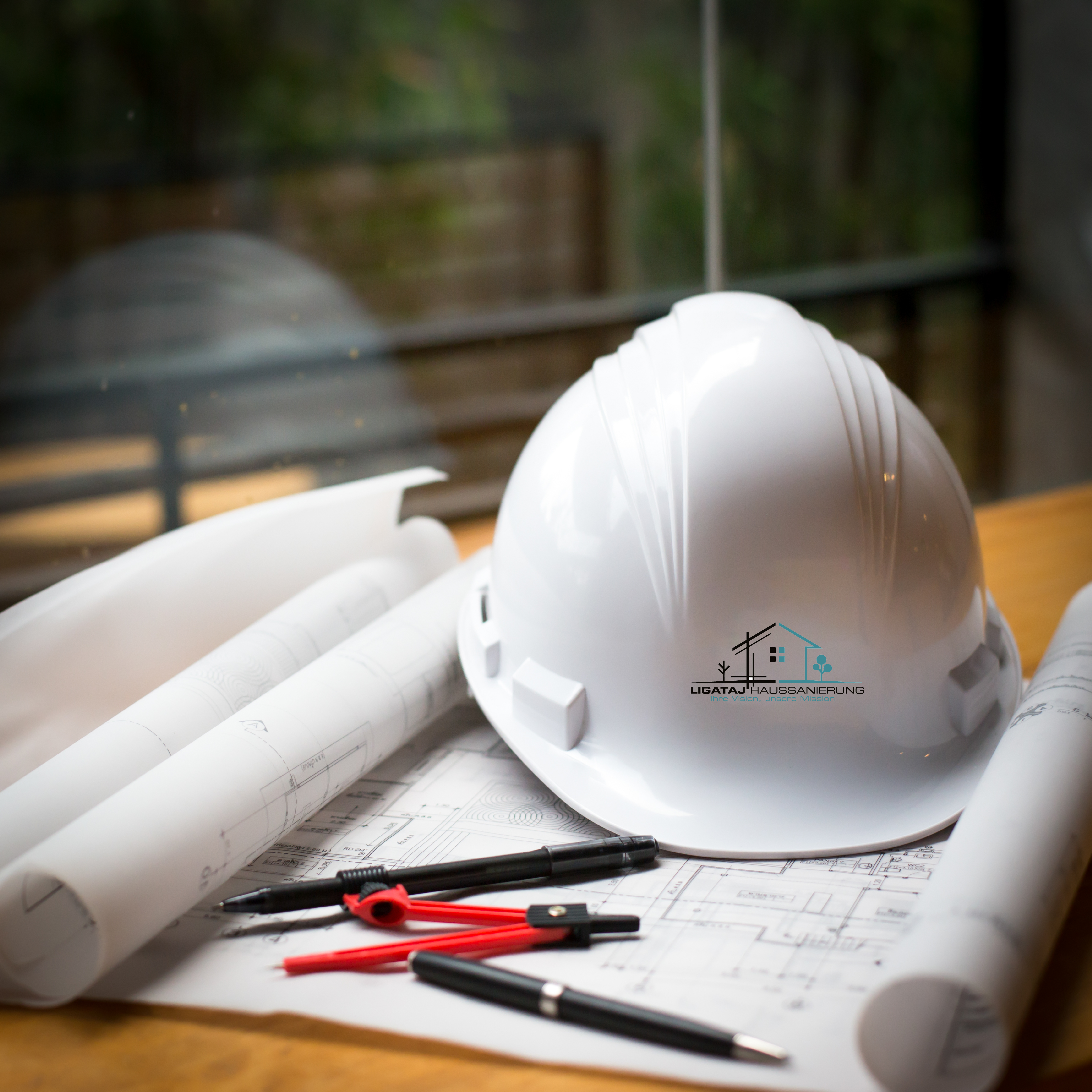 Ligataj Handwerker mit Bauplänen